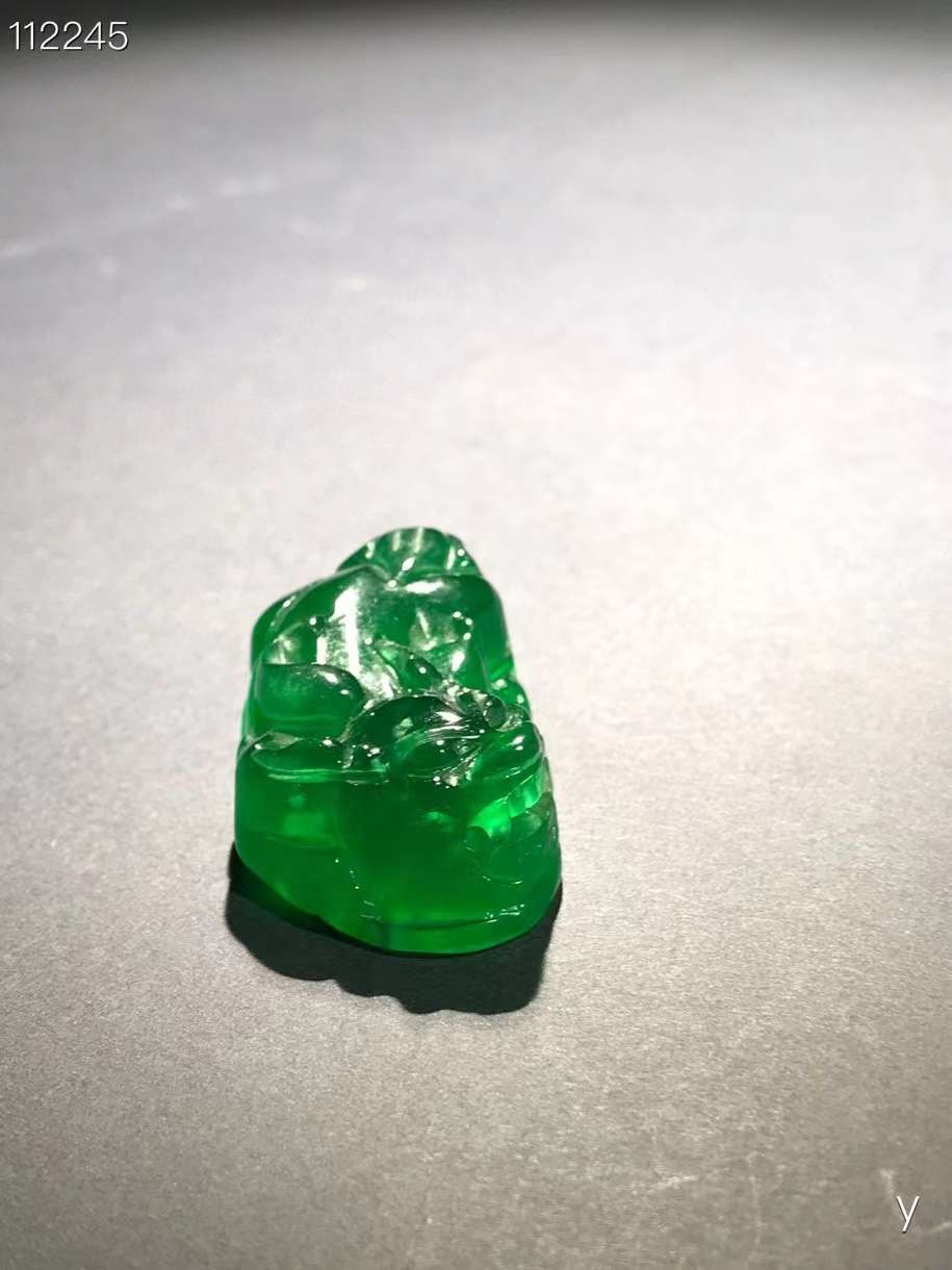 翡翠貔貅挂件，雕刻精细，层次分明，纹理清晰，翠质冰透细腻，种水十足，色彩艳丽，包浆浓郁，保存完好