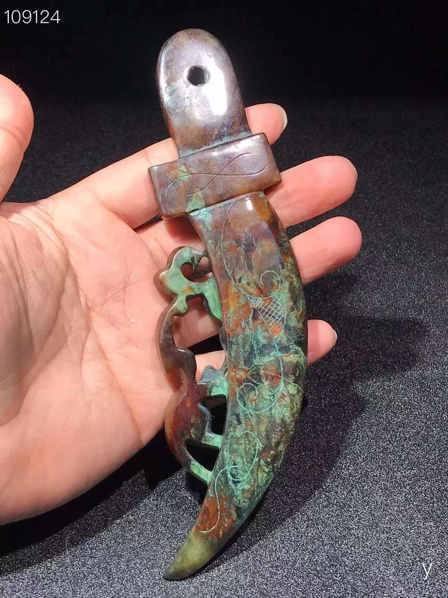 精品和田玉璃龙刀币、做工精致，玉质油润细腻，高端大气上档次，保存完好，成色如图