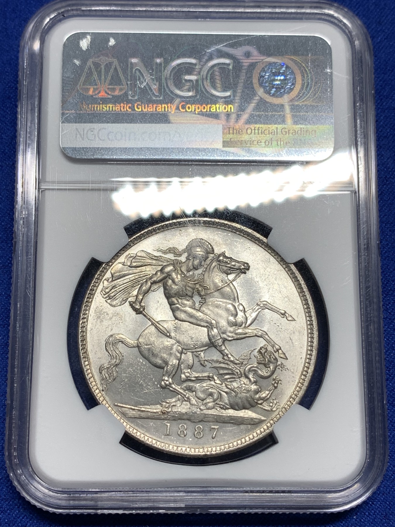 《竞宝斋》第179场-周日，周一2场 (全场包邮) NGC MS63 BU品 英国1887年 维多利亚女王 高冠马剑 一克朗银币 粉白光 虽然历经百年 依然保持着铸造时的那份荣光 非常好