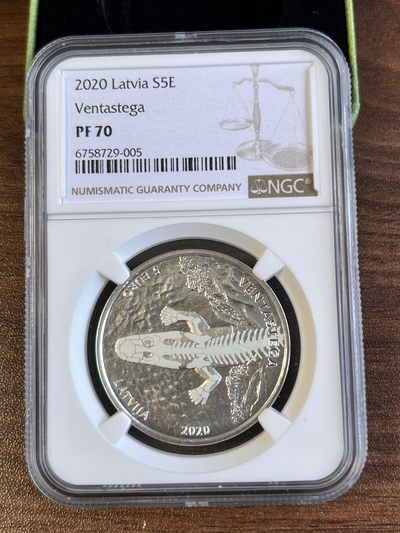 【海寕潮】拍卖第七十三期 - 【海寧潮A】拉脱维亚2020年原始四足动物孔螈夜光纪念银币NGC-PF70原盒证书