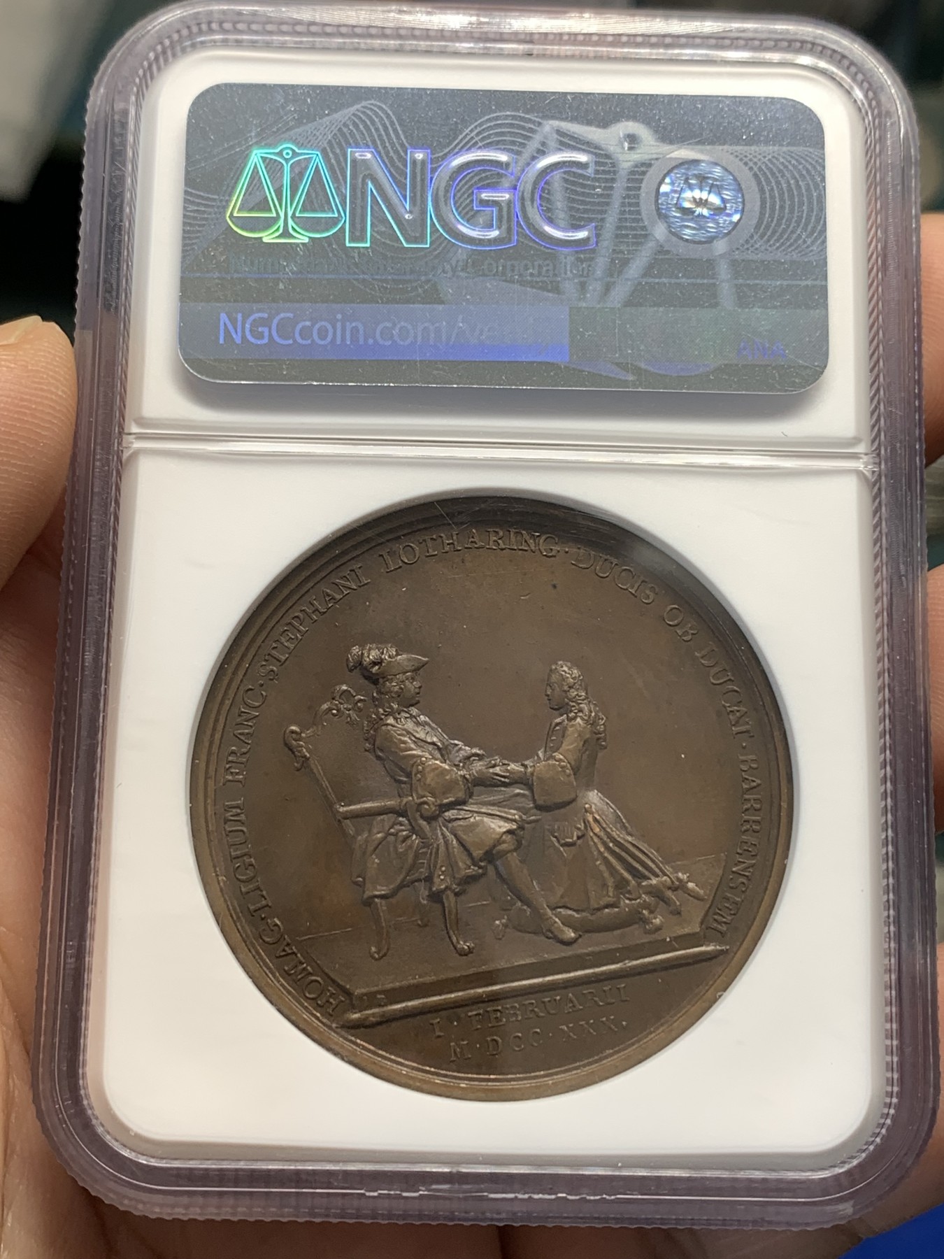 《竞宝斋》第179场-周日，周一2场 (全场包邮) NGC MS63 1730年法国路易十五“洛林的致敬”高浮雕铜章 稀少品种 顶级品相状态