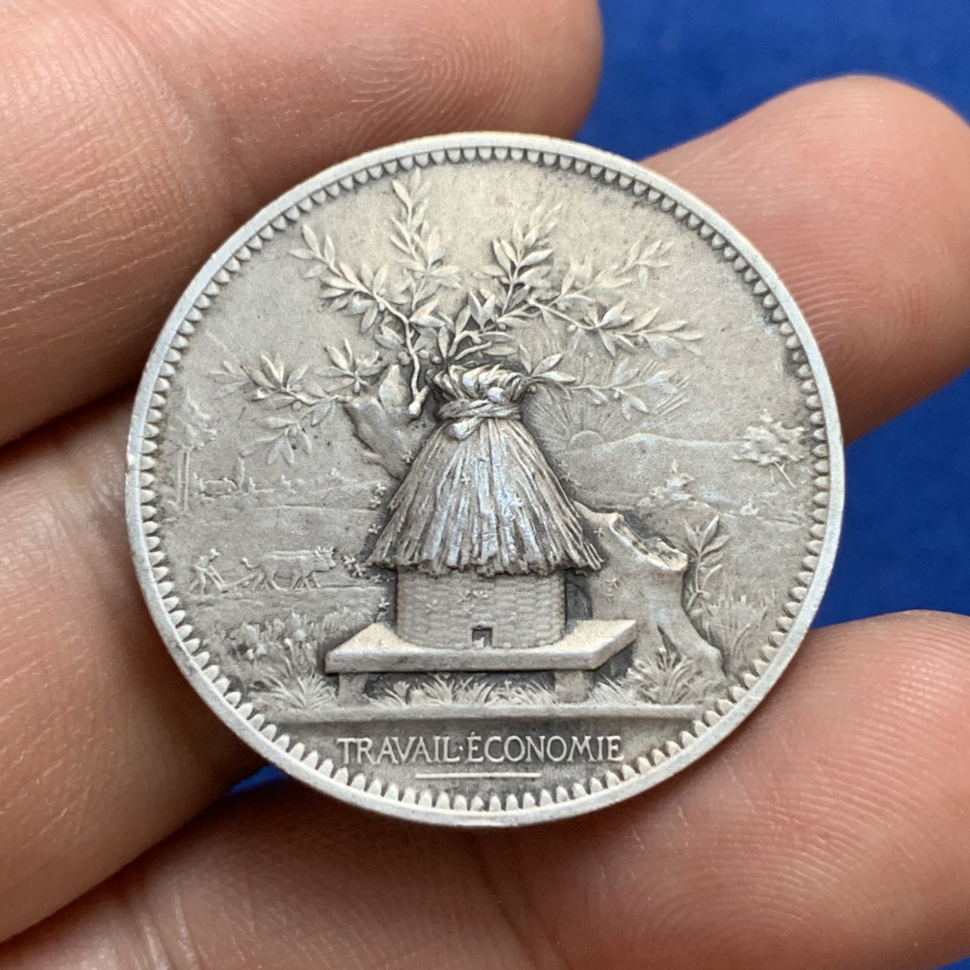 《竞宝斋》第179场-周日，周一2场 (全场包邮) 法国 1894年蜂巢储蓄银行 圆形银质代币 14.9g 32mm