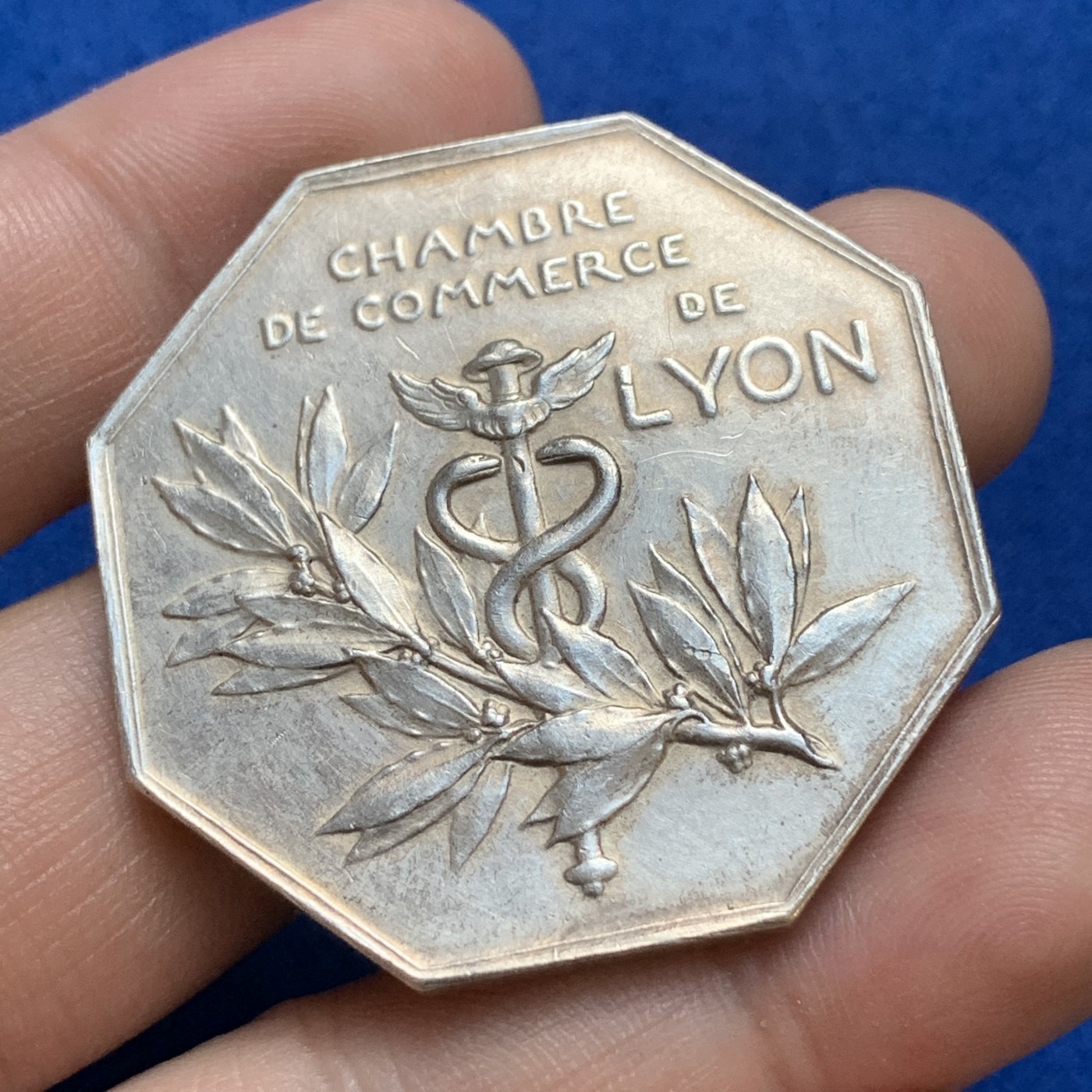 《竞宝斋》第179场-周日，周一2场 (全场包邮) 法国八角银质代币 里昂商会 35.4g，41.6mm，丰饶角边铭，大块头，名家罗蒂作品 天使精美