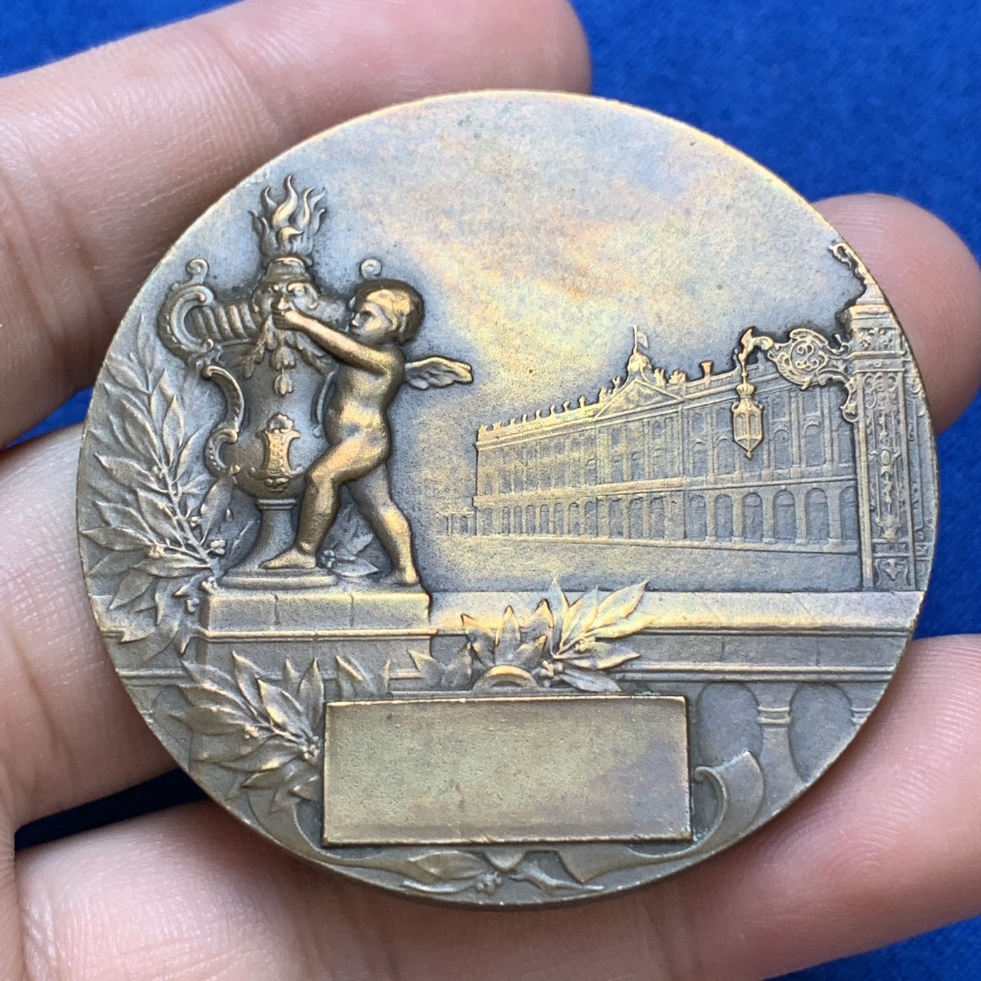 《竞宝斋》第179场-周日，周一2场 (全场包邮) 法国 1909年 东部国际博览会 铜章 正面大气，背面可爱 小孩堵着喷泉的嘴 非常有趣 60.2克 50mm大直径 丰饶角铜标