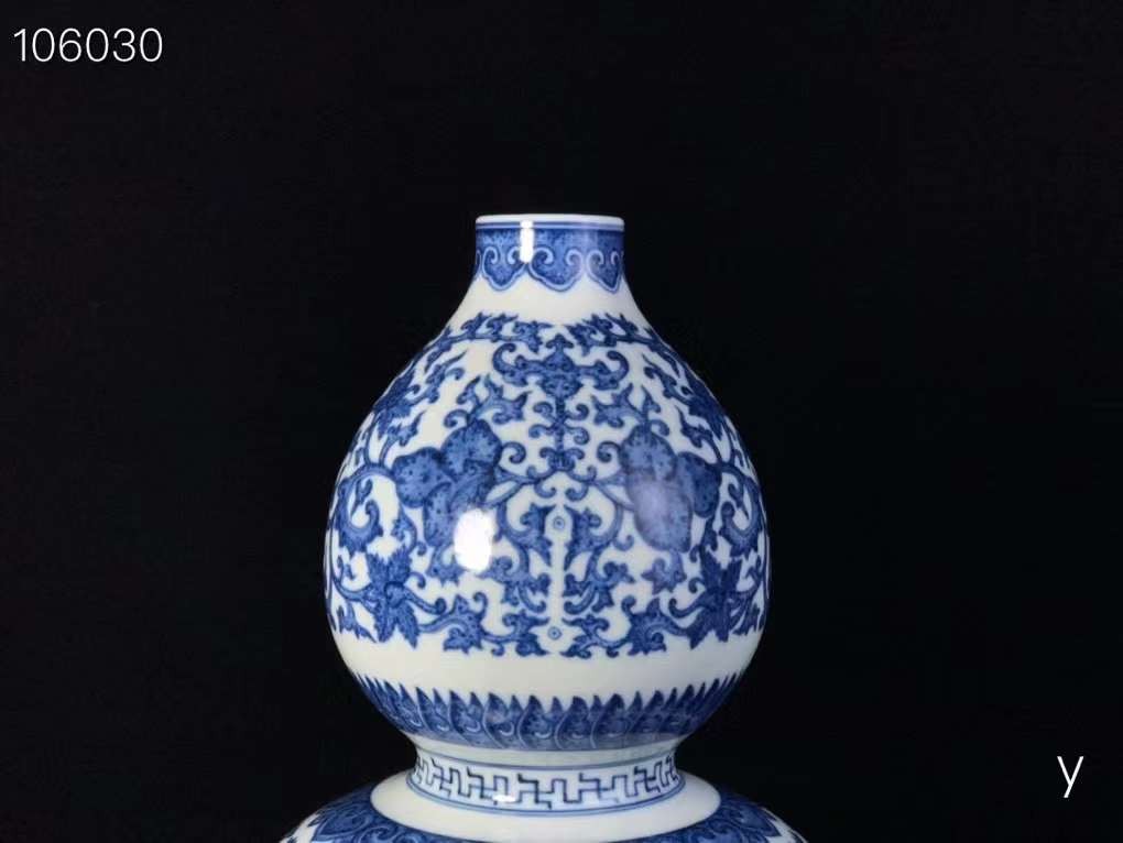 盧吴出口公司，乾隆青花葫芦瓶，纯手工胎，器形优美，造型周正挺拔，品相完整。 盧吴出口公司，乾隆青花葫芦瓶，纯手工胎，器形优美，造型周正挺拔，品相完整。