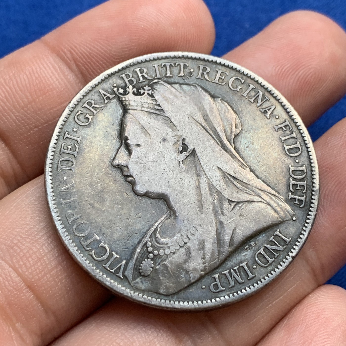 《竞宝斋》第179场-周日，周一2场 (全场包邮) 英国1900年维多利亚披纱马剑1克朗大银币，经典圣乔治屠龙图案，原味黑包浆，凑品种必备