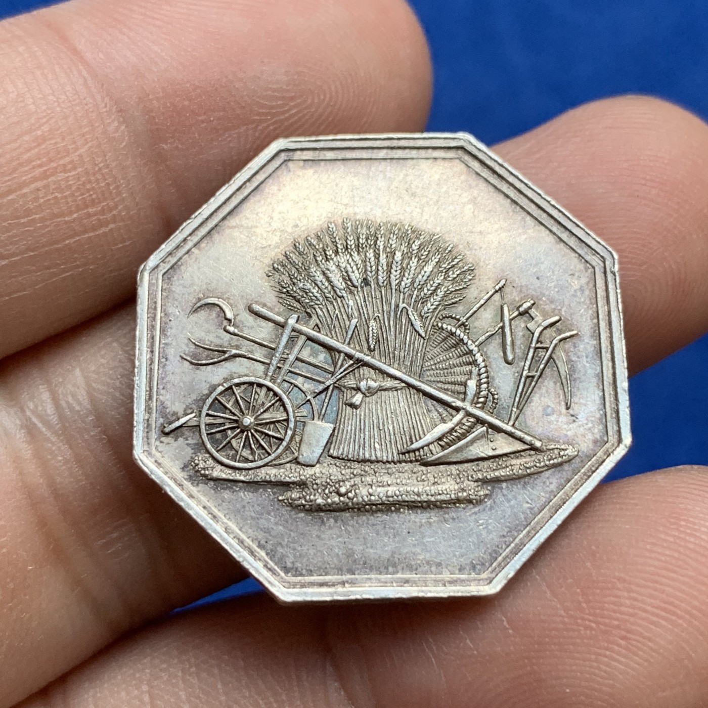 《竞宝斋》第179场-周日，周一2场 (全场包邮) 法国1818 园艺协会八角银质代币 8.4g 27.8mm