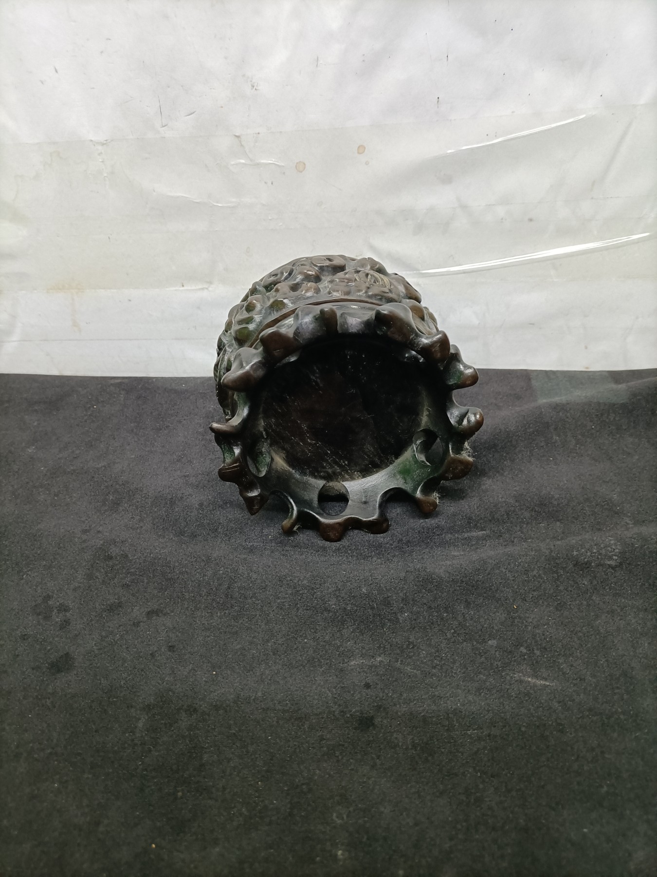 旧藏一件老紫檀蜂窝状熏炉