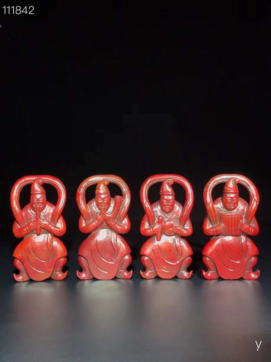 和田红玉胡人吹拉弹唱、雕工精湛，包浆老道，沁色完美，玉质温润细腻，收藏佳品！