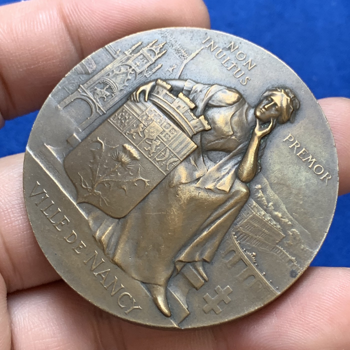 《竞宝斋》第179场-周日，周一2场 (全场包邮) 法国 1909年 东部国际博览会 铜章 正面大气，背面可爱 小孩堵着喷泉的嘴 非常有趣 60.2克 50mm大直径 丰饶角铜标