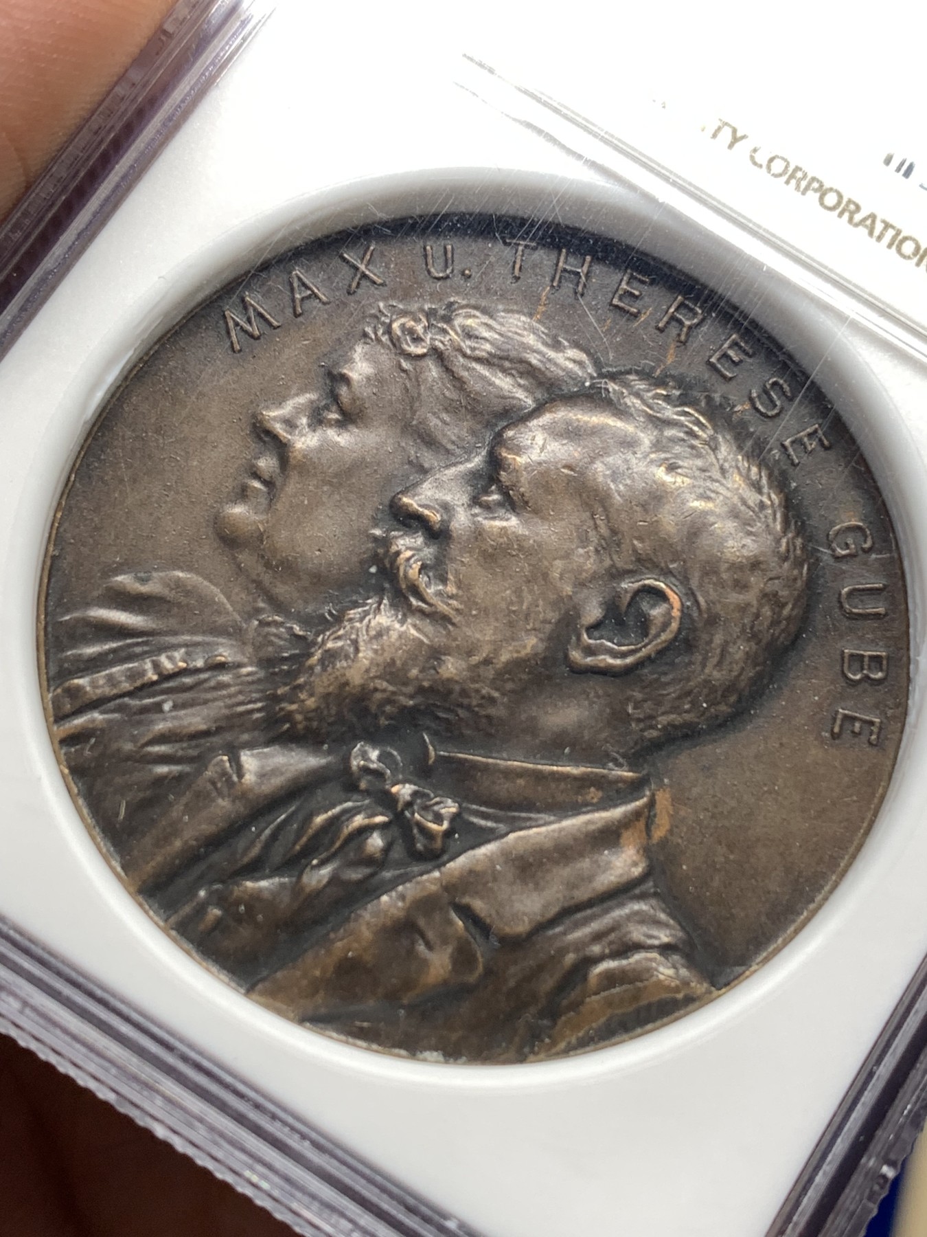 《竞宝斋》第179场-周日，周一2场 (全场包邮) NGC AU58 1898年德国古贝夫妇纪念大铜章，背面图案寓意深刻 加厚盒装