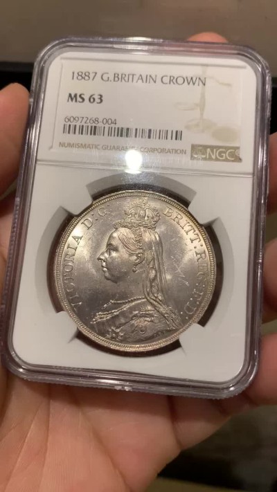 《竞宝斋》第179场-周日，周一2场 (全场包邮) NGC MS63 BU品 英国1887年 维多利亚女王 高冠马剑 一克朗银币 粉白光 虽然历经百年 依然保持着铸造时的那份荣光 非常好