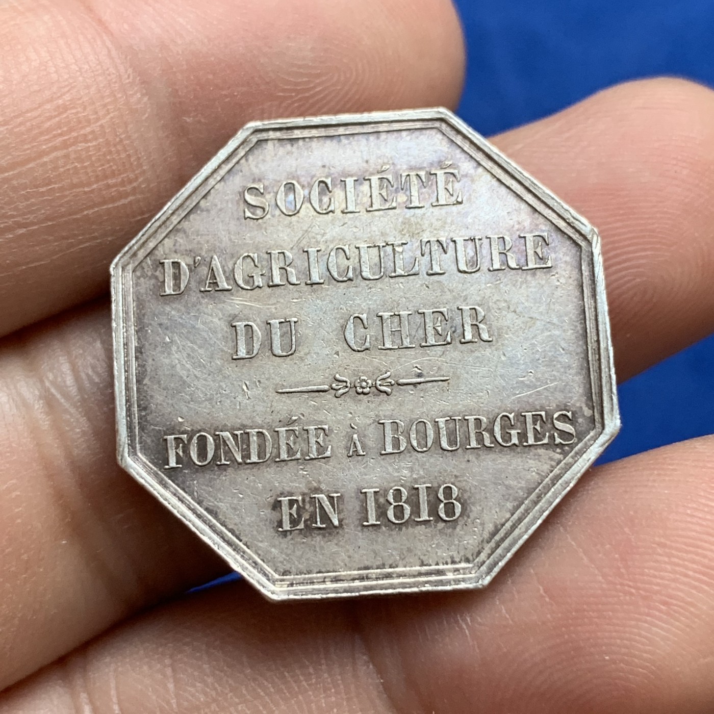 《竞宝斋》第179场-周日，周一2场 (全场包邮) 法国1818 园艺协会八角银质代币 8.4g 27.8mm