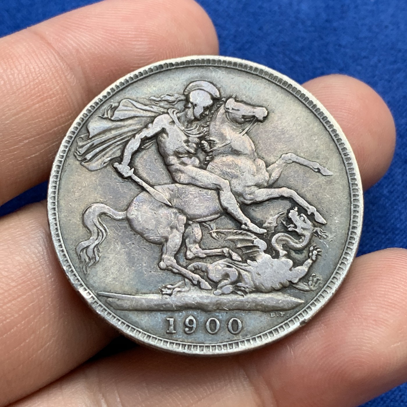 《竞宝斋》第179场-周日，周一2场 (全场包邮) 英国1900年维多利亚披纱马剑1克朗大银币，经典圣乔治屠龙图案，原味黑包浆，凑品种必备