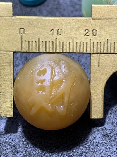 精美亚光战国红玛瑙手工雕刻财字珠一颗！寓意：招财进宝， 精美亚光战国红玛瑙手工雕刻财字珠一颗！寓意：招财进宝，