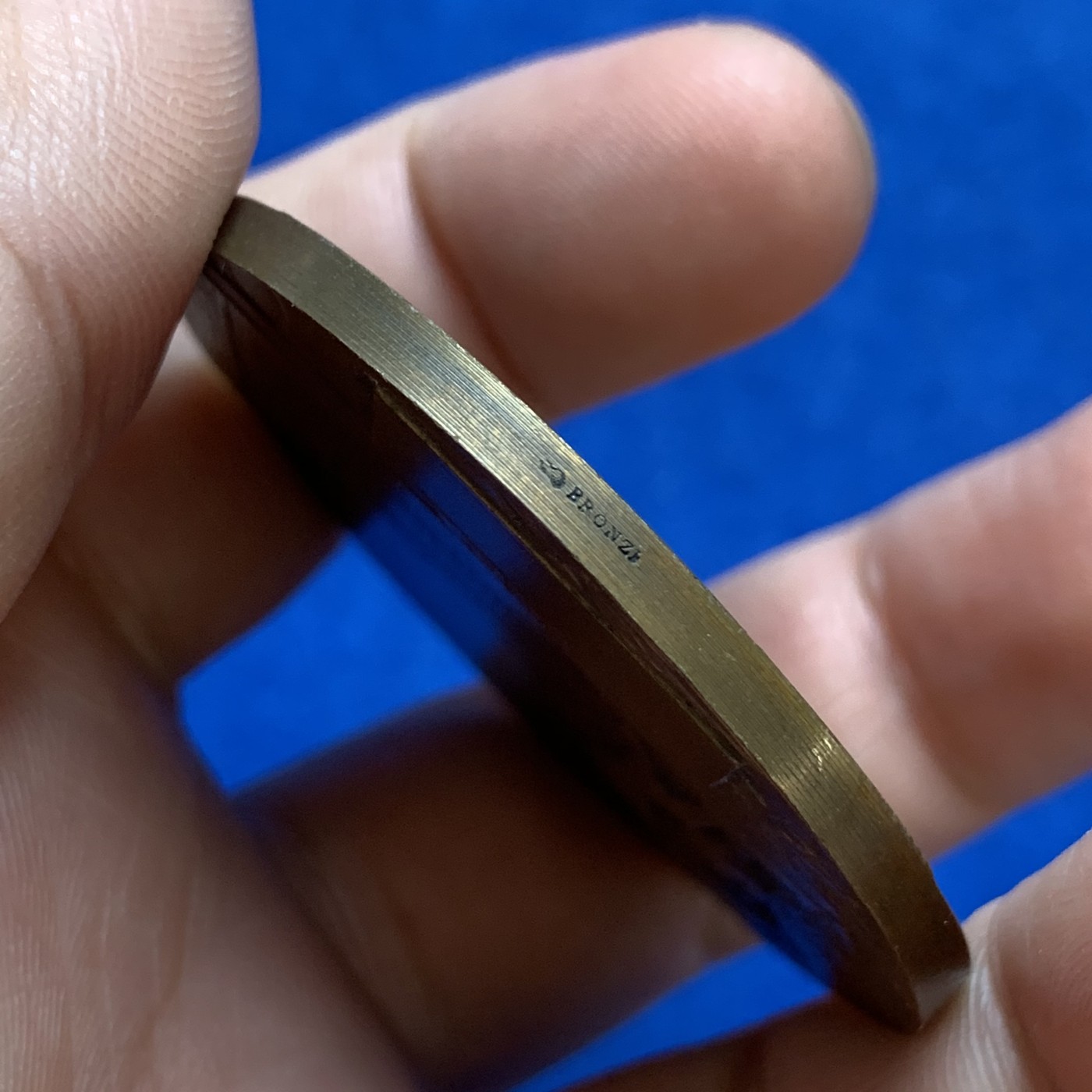 《竞宝斋》第179场-周日，周一2场 (全场包邮) 法国 1909年 东部国际博览会 铜章 正面大气，背面可爱 小孩堵着喷泉的嘴 非常有趣 60.2克 50mm大直径 丰饶角铜标