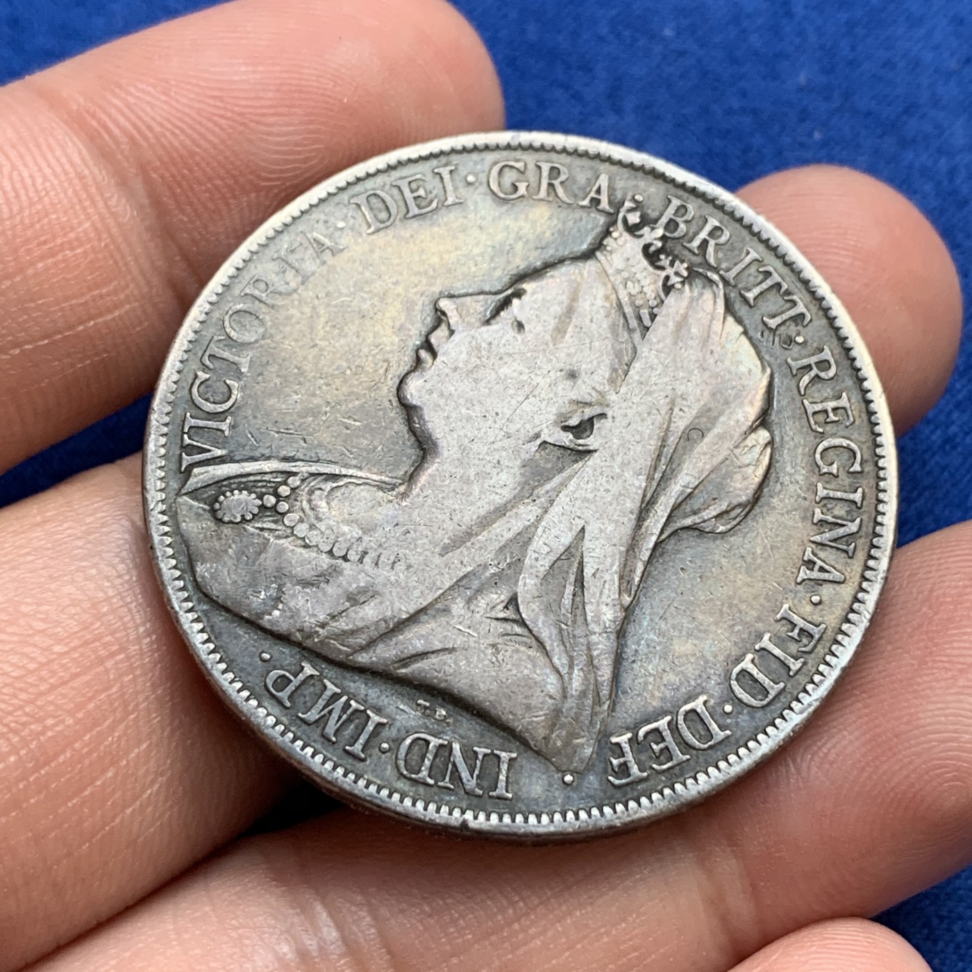 《竞宝斋》第179场-周日，周一2场 (全场包邮) 英国1900年维多利亚披纱马剑1克朗大银币，经典圣乔治屠龙图案，原味黑包浆，凑品种必备