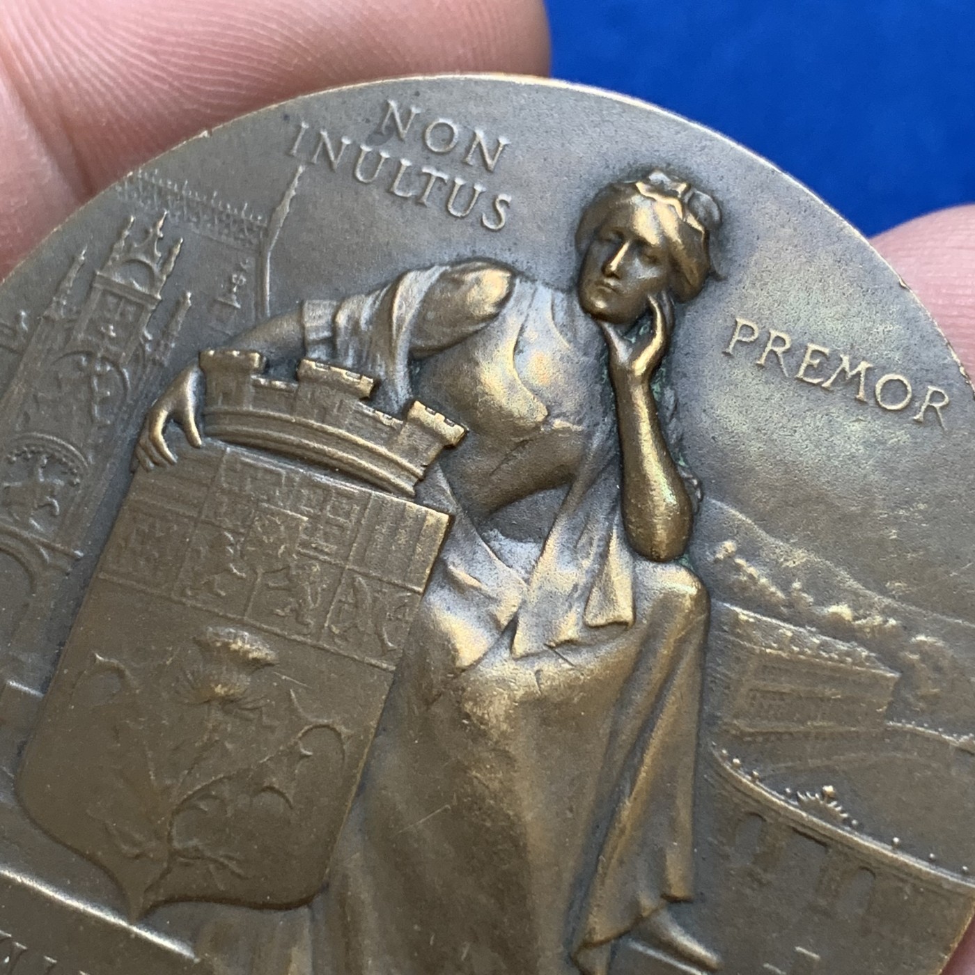 《竞宝斋》第179场-周日，周一2场 (全场包邮) 法国 1909年 东部国际博览会 铜章 正面大气，背面可爱 小孩堵着喷泉的嘴 非常有趣 60.2克 50mm大直径 丰饶角铜标