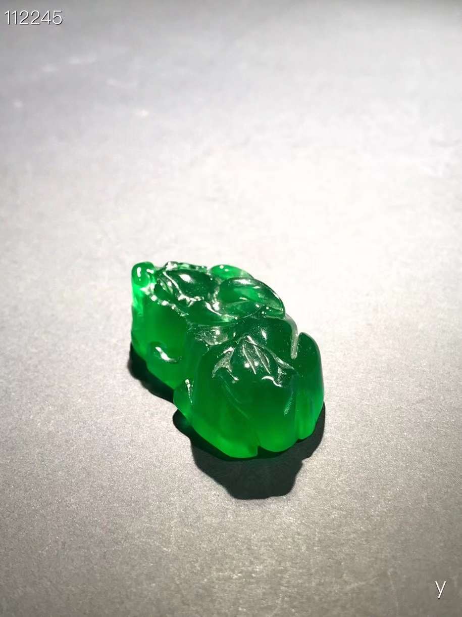 翡翠貔貅挂件，雕刻精细，层次分明，纹理清晰，翠质冰透细腻，种水十足，色彩艳丽，包浆浓郁，保存完好