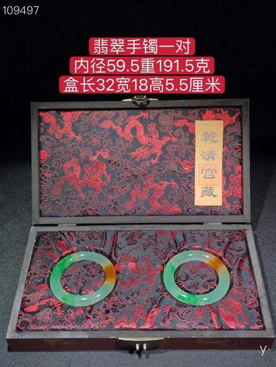 翡翠手镯一对，雕刻精细，层次分明，纹理清晰，翠质冰透细腻，种水十足，色彩艳丽，包浆浓郁，保存完好！ - 翡翠手镯一对，雕刻精细，层次分明，纹理清晰，翠质冰透细腻，种水十足，色彩艳丽，包浆浓郁，保存完好！