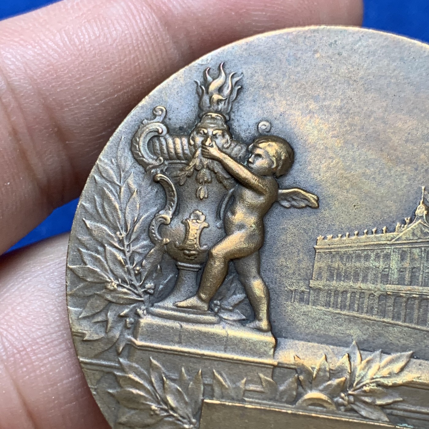 《竞宝斋》第179场-周日，周一2场 (全场包邮) 法国 1909年 东部国际博览会 铜章 正面大气，背面可爱 小孩堵着喷泉的嘴 非常有趣 60.2克 50mm大直径 丰饶角铜标