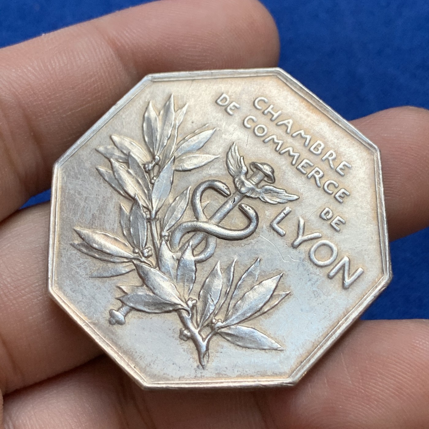 《竞宝斋》第179场-周日，周一2场 (全场包邮) 法国八角银质代币 里昂商会 35.4g，41.6mm，丰饶角边铭，大块头，名家罗蒂作品 天使精美