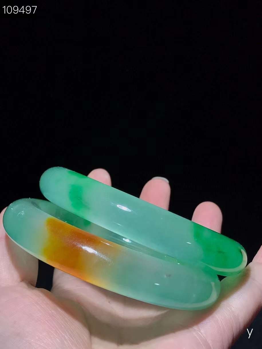 翡翠手镯一对，雕刻精细，层次分明，纹理清晰，翠质冰透细腻，种水十足，色彩艳丽，包浆浓郁，保存完好！