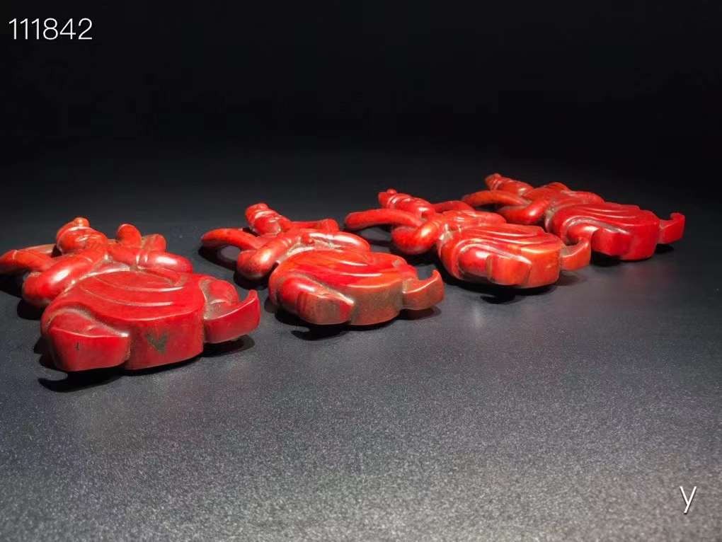 和田红玉胡人吹拉弹唱、雕工精湛，包浆老道，沁色完美，玉质温润细腻，收藏佳品！