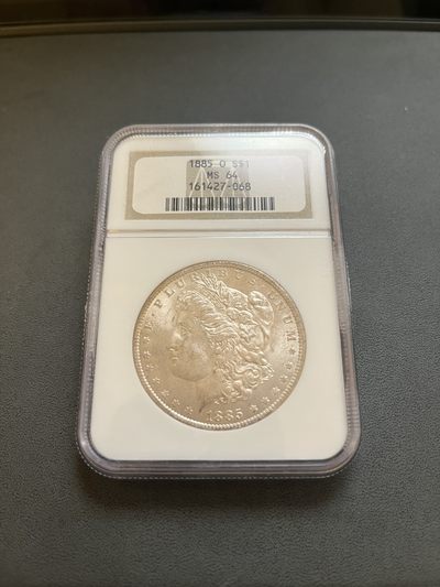 【希罗维】第5回：各路藏家齐聚堂，金银钱币惹人醉，千年钱币 - NGC-MS64美国1885年 摩根银币NGC老盒背面彩虹彩