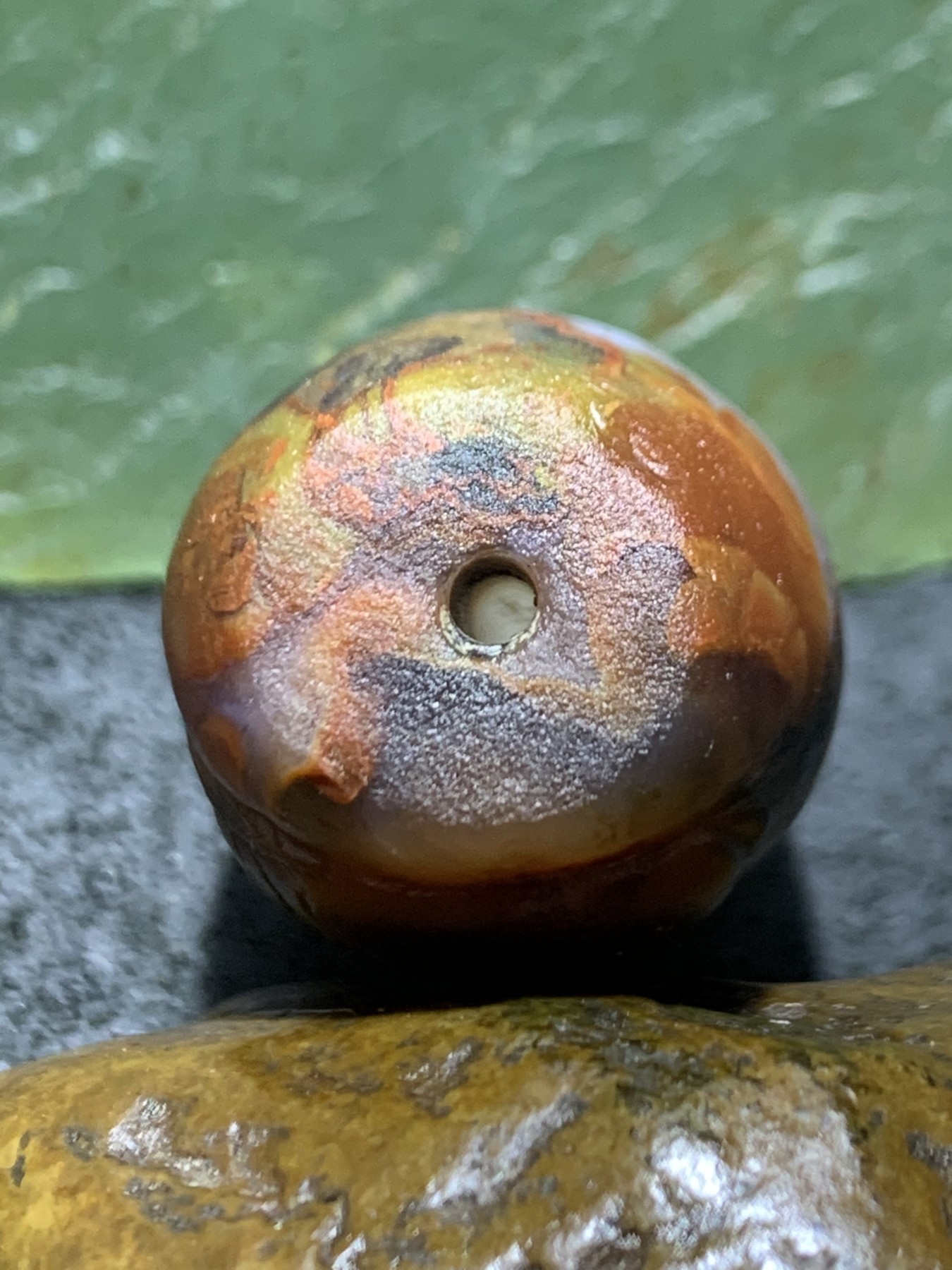 精美冰飘亚光战国红玛瑙手工巧雕胖鲤鱼随形桶珠一个，