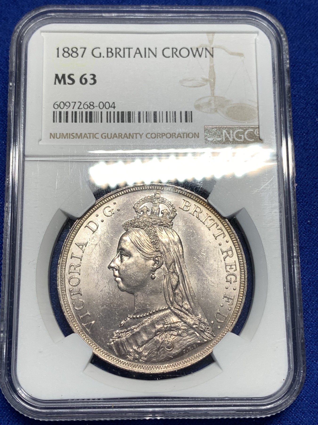 《竞宝斋》第179场-周日，周一2场 (全场包邮) NGC MS63 BU品 英国1887年 维多利亚女王 高冠马剑 一克朗银币 粉白光 虽然历经百年 依然保持着铸造时的那份荣光 非常好