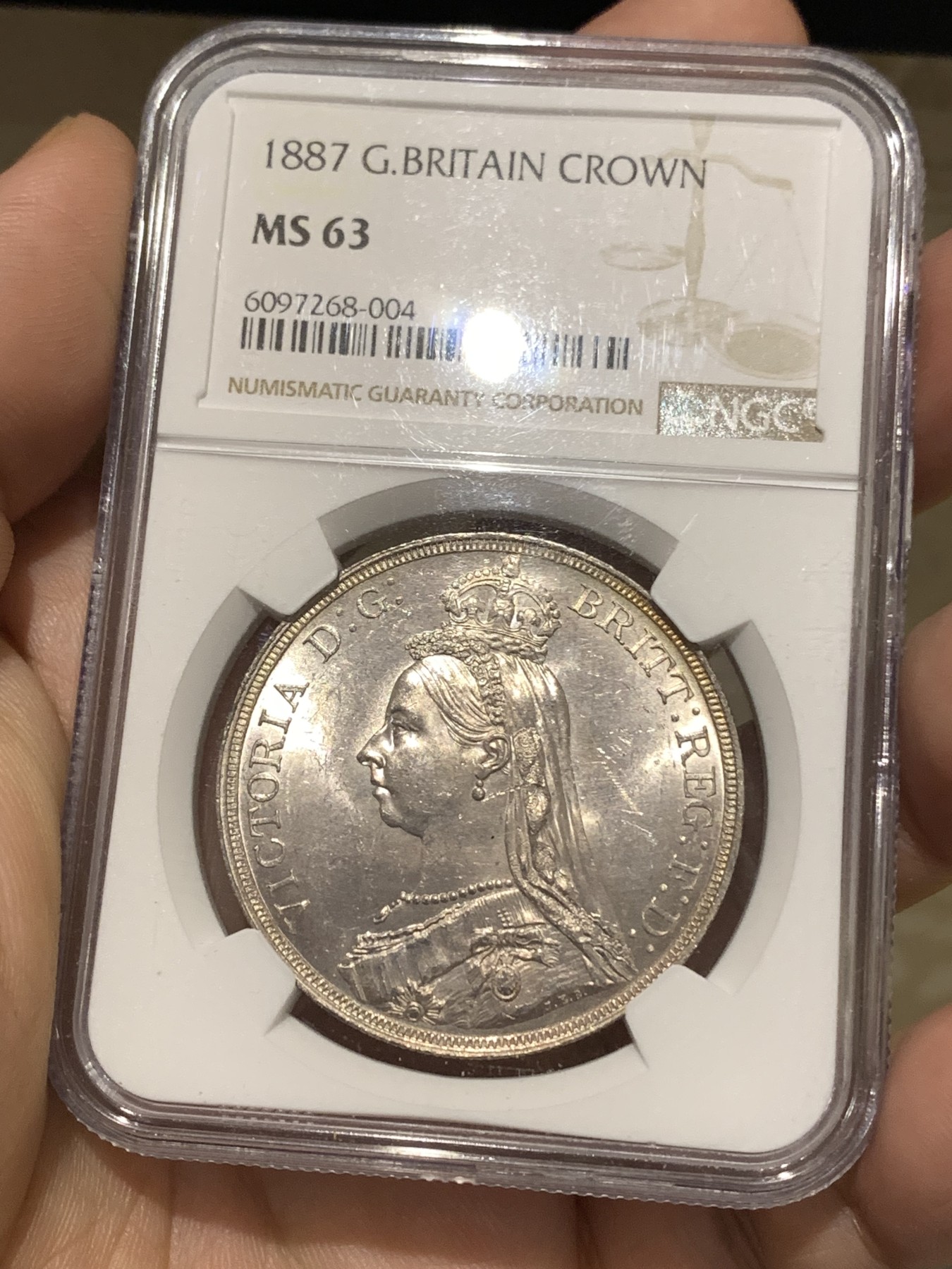 《竞宝斋》第179场-周日，周一2场 (全场包邮) NGC MS63 BU品 英国1887年 维多利亚女王 高冠马剑 一克朗银币 粉白光 虽然历经百年 依然保持着铸造时的那份荣光 非常好