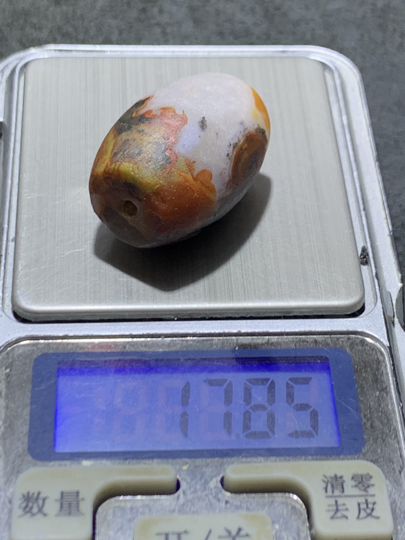 精美冰飘亚光战国红玛瑙手工巧雕胖鲤鱼随形桶珠一个，