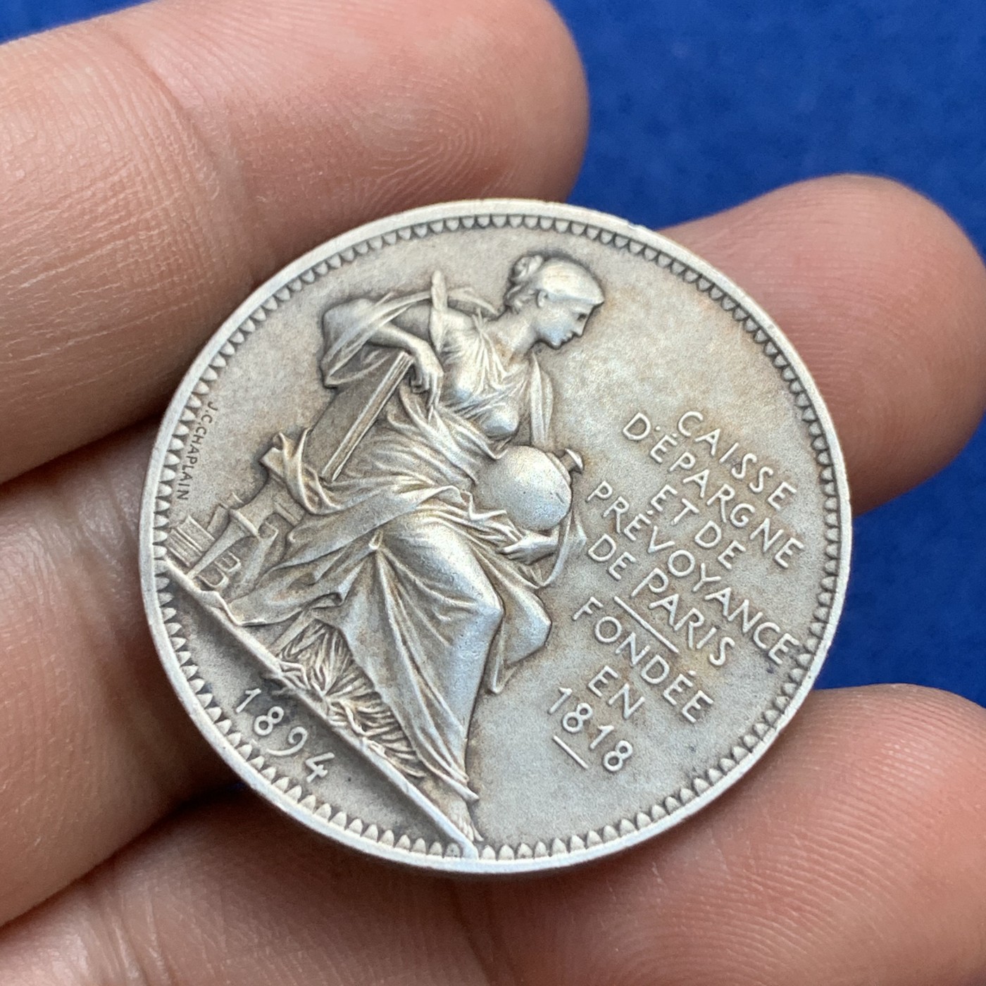 《竞宝斋》第179场-周日，周一2场 (全场包邮) 法国 1894年蜂巢储蓄银行 圆形银质代币 14.9g 32mm