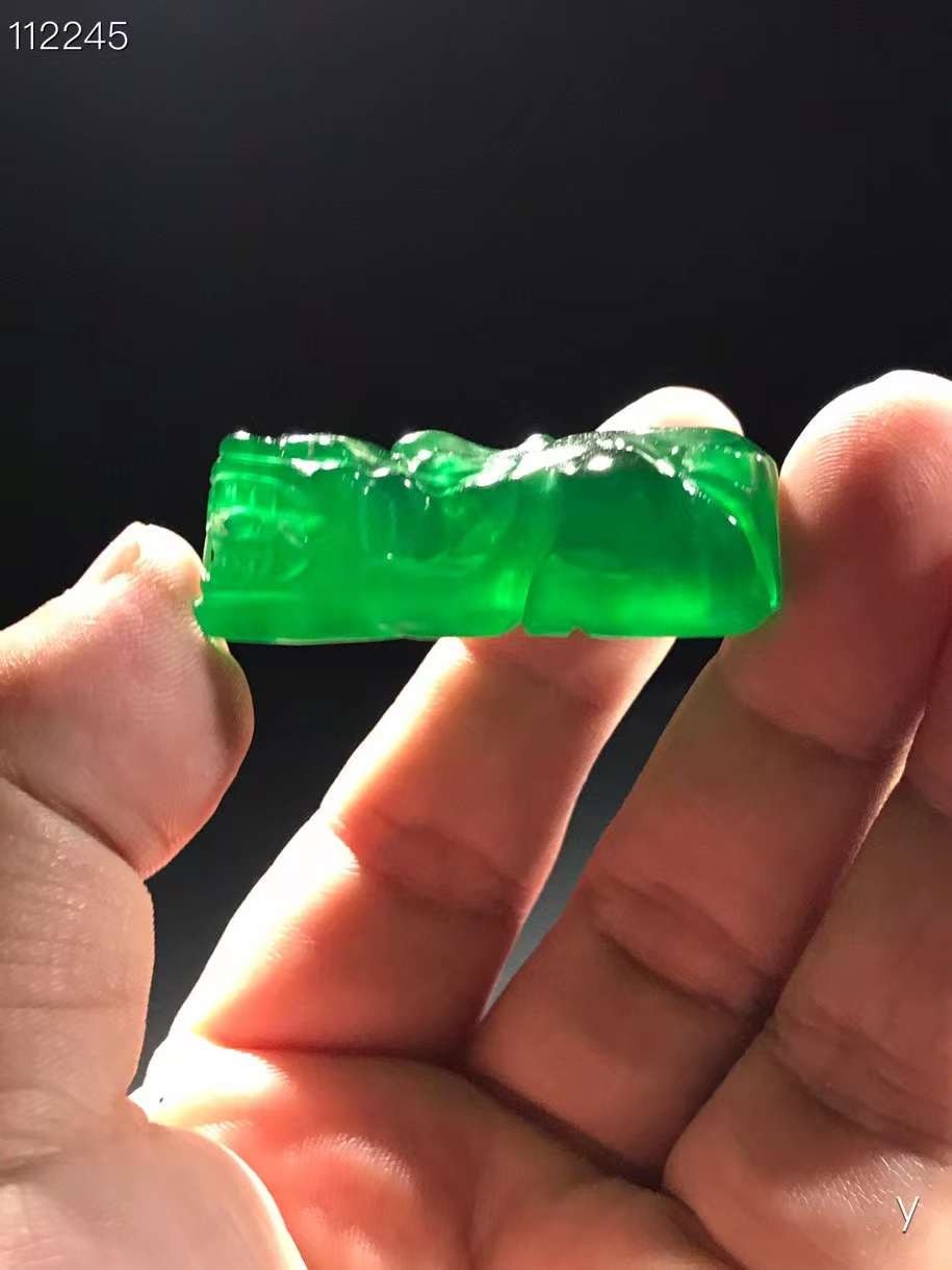翡翠貔貅挂件，雕刻精细，层次分明，纹理清晰，翠质冰透细腻，种水十足，色彩艳丽，包浆浓郁，保存完好