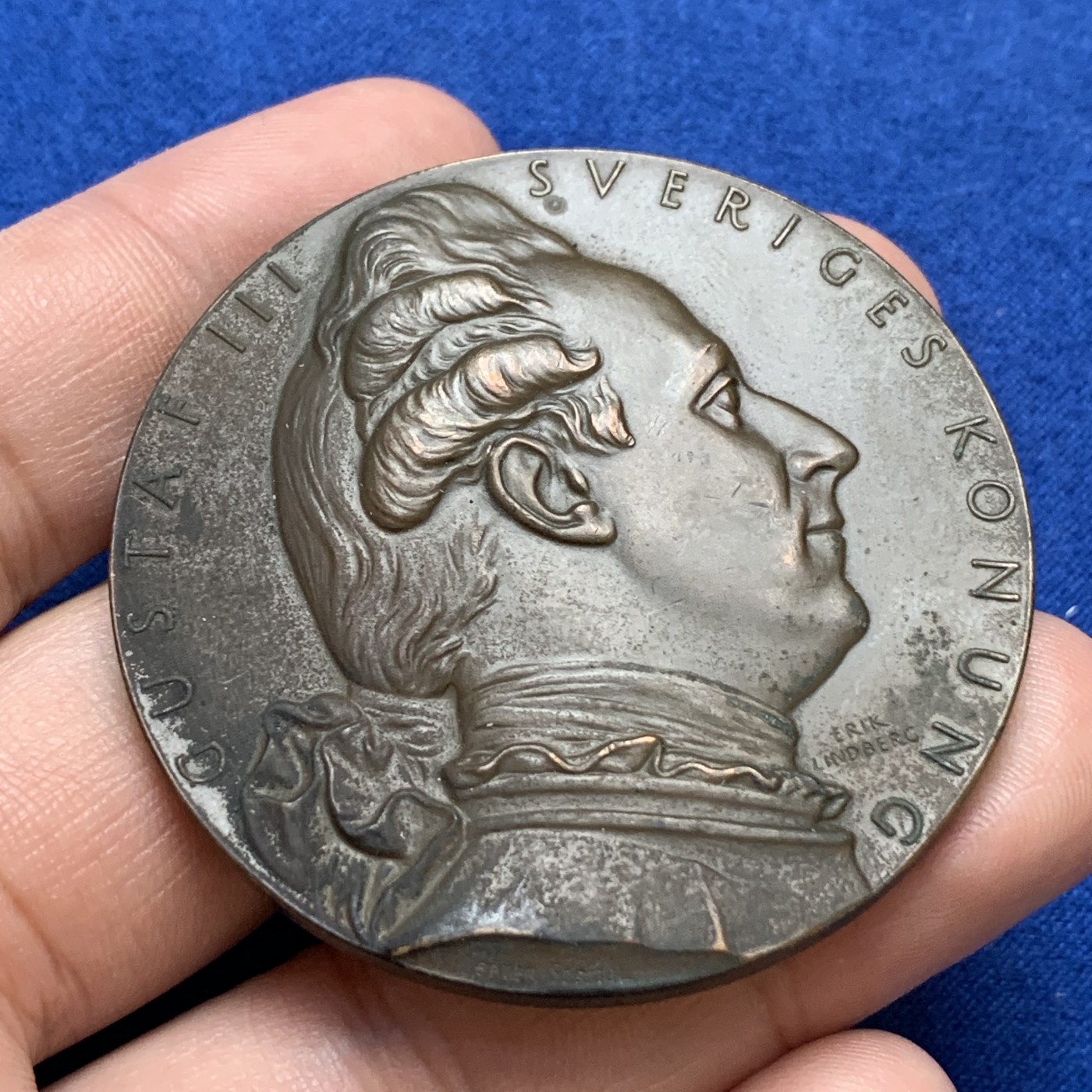 《竞宝斋》第179场-周日，周一2场 (全场包邮) 瑞典 1957年 古斯塔夫三世 纪念铜章 极富古典工艺 人物高浮雕 非常好 53.3克 50.2直径 大规格 状态好