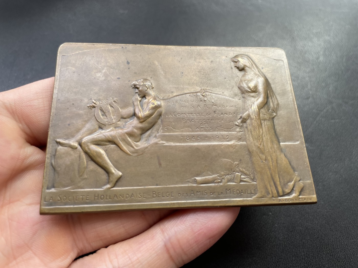 章牌专场-第26期 Armand Bonnetain～1913年佛兰德斯伯爵夫人逝世纪念大铜章  （SHBAMA协会34号作品）尺寸：75×52 mm
