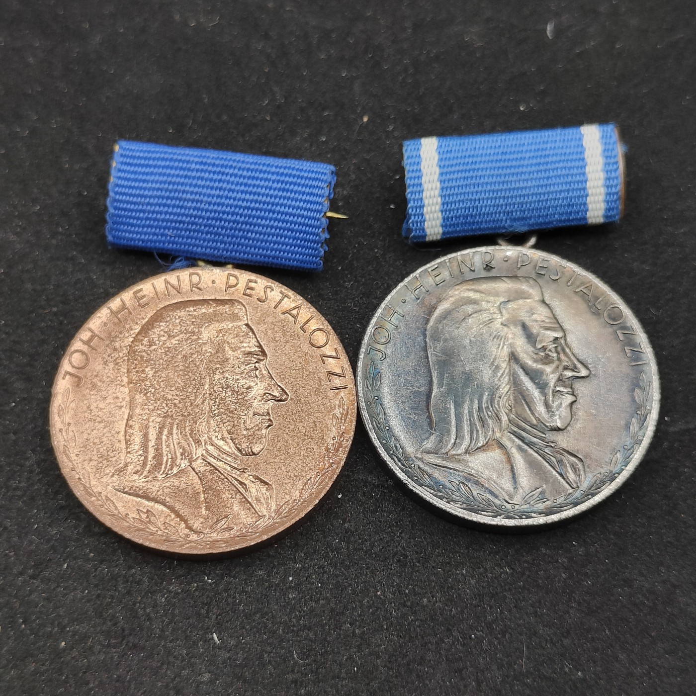 全场0元起拍 第71期 咸鱼国勋章拍卖专场 7月9日（周日）下午6：00开始 东德裴斯洛泰齐忠诚服务奖章两个 银级为早期镀银