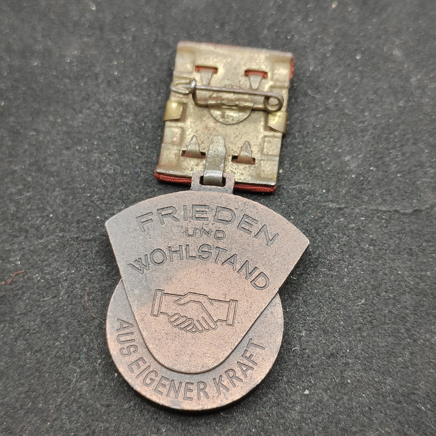 全场0元起拍 第71期 咸鱼国勋章拍卖专场 7月9日（周日）下午6：00开始 东德五年计划积极份子奖章 早期稀有布制上挂