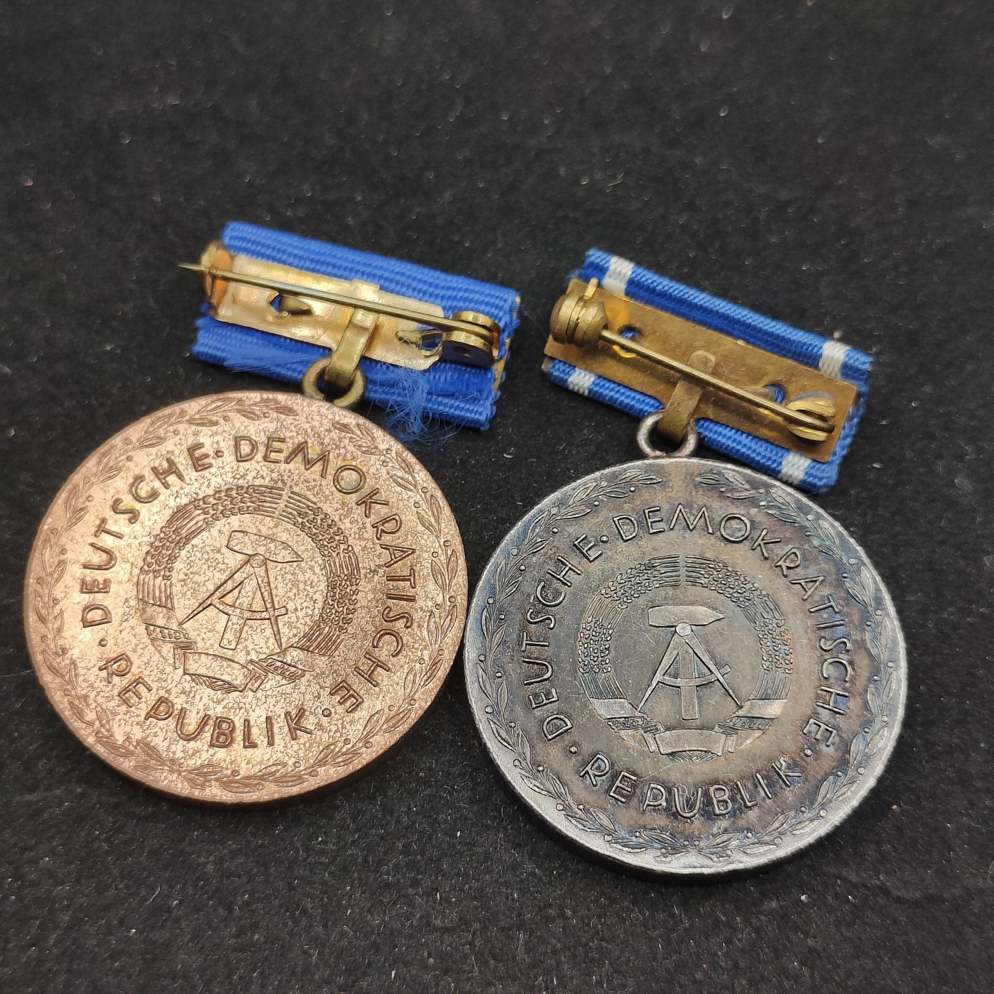 全场0元起拍 第71期 咸鱼国勋章拍卖专场 7月9日（周日）下午6：00开始 东德裴斯洛泰齐忠诚服务奖章两个 银级为早期镀银