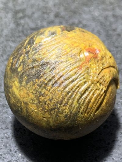 精美亚光草花纹战国红玛瑙手工俏色巧雕鹰大珠子一颗！ 精美亚光草花纹战国红玛瑙手工俏色巧雕鹰大珠子一颗！