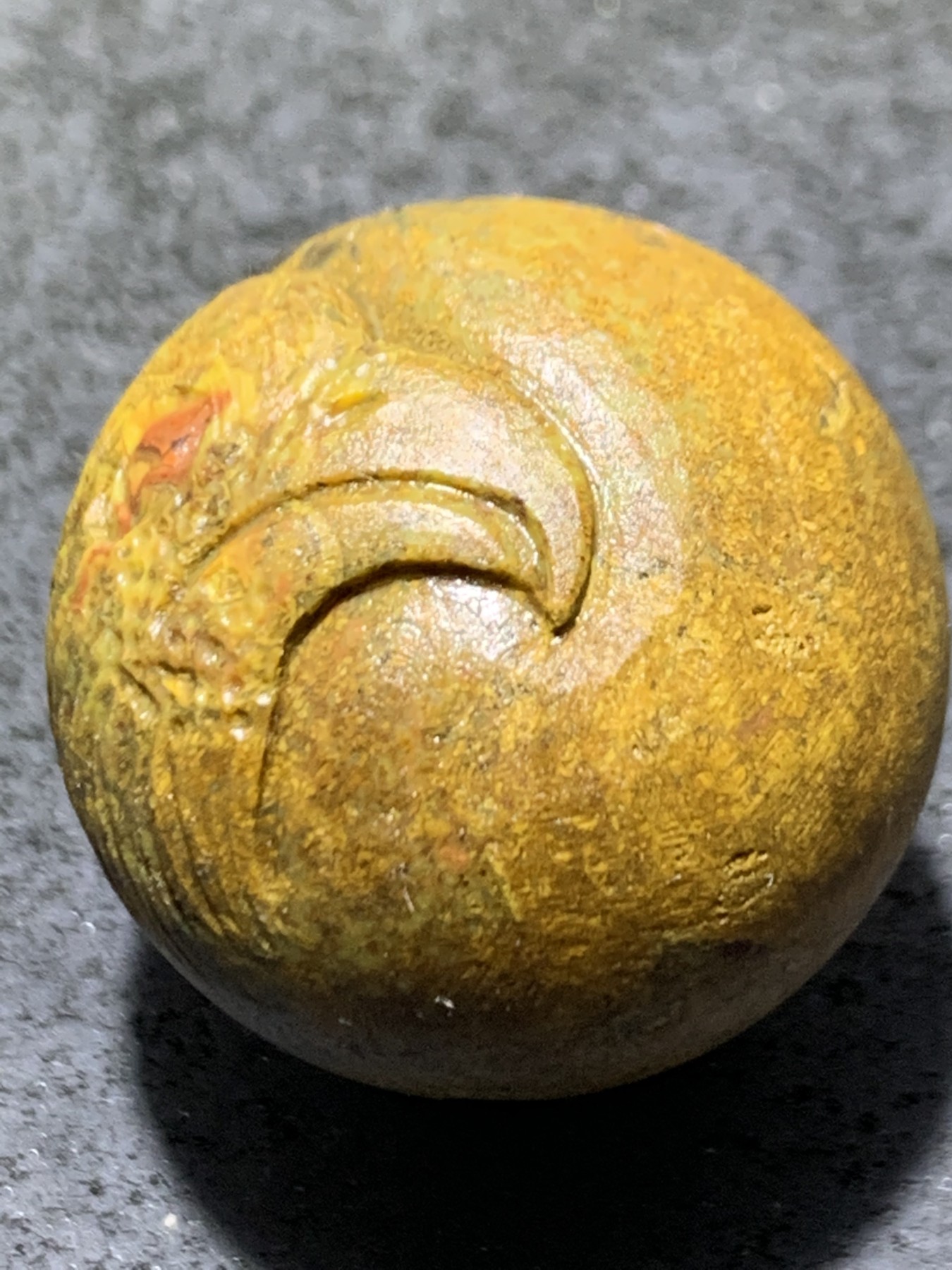 精美亚光草花纹战国红玛瑙手工俏色巧雕鹰大珠子一颗！