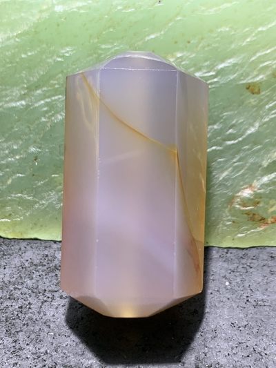 精美高玉化巴西玛瑙精工六棱珠一个， 精美高玉化巴西玛瑙精工六棱珠一个，