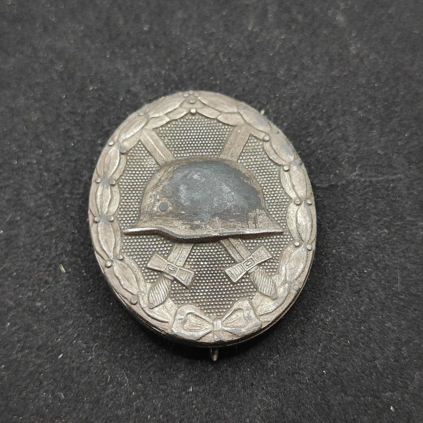 全场0元起拍 第71期 咸鱼国勋章拍卖专场 7月9日（周日）下午6：00开始 西德57版银战伤奖章 二德磨标版