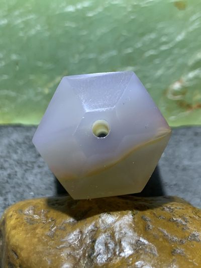 精美高玉化巴西玛瑙精工六棱珠一个， 精美高玉化巴西玛瑙精工六棱珠一个，