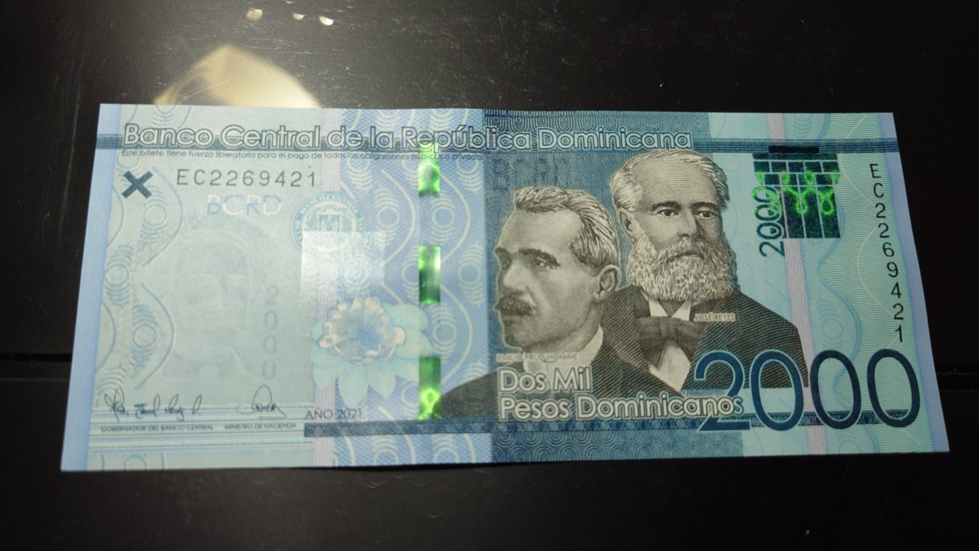 【世界钱币】精选微拍第64期暨2023年第十一期 裸钞专场（有最新展会卖剩品种） 2021年多米尼加2000比索 全新绝品尾号421