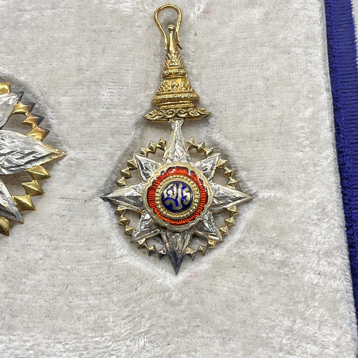 勋章奖章交易所2023.7.8群拍 泰国大十字级皇冠勋章，银质珐琅局部镀金，盒挂齐全，非常漂亮