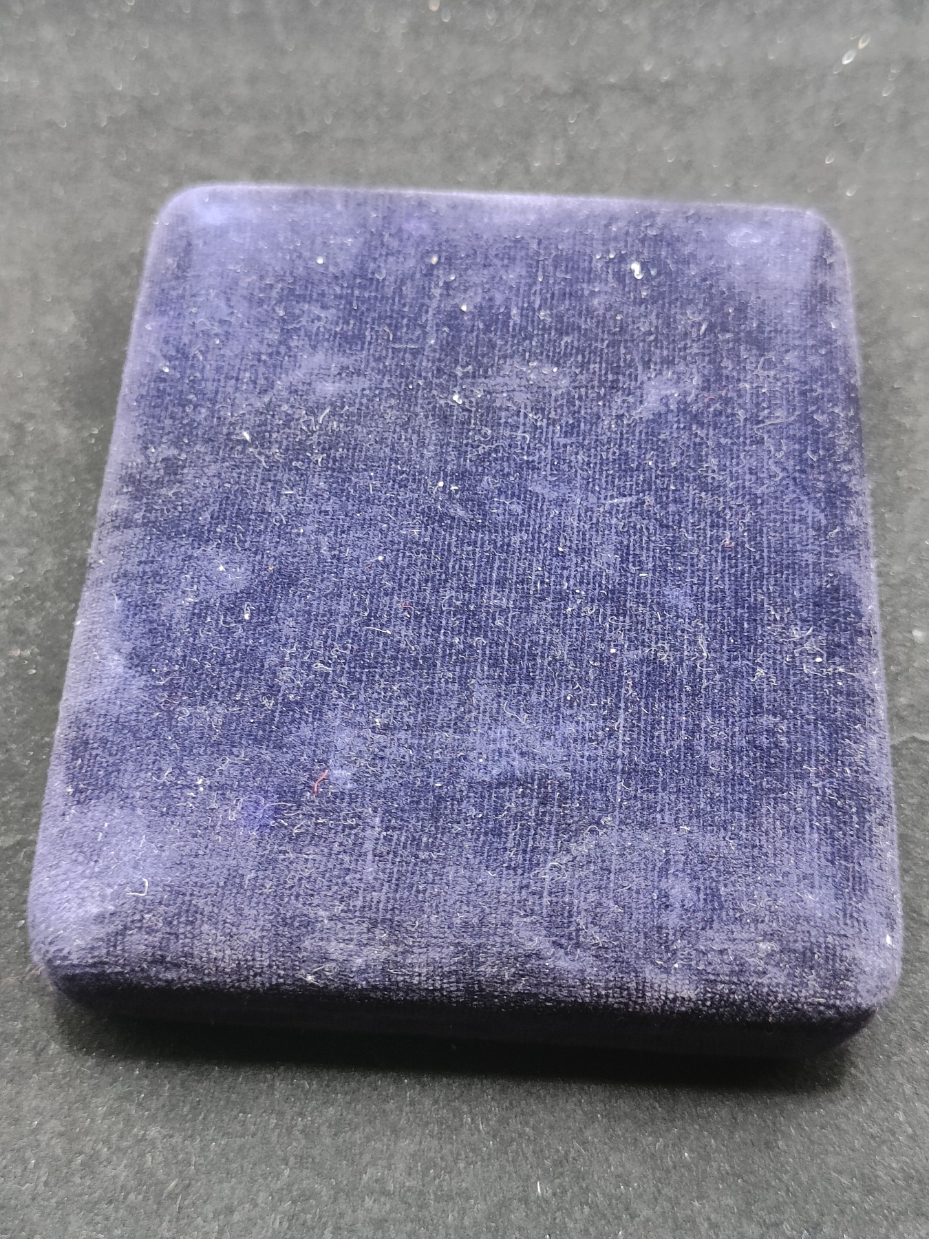 全场0元起拍 第71期 咸鱼国勋章拍卖专场 7月9日（周日）下午6：00开始 早期带编号 朝总联版烫金国徽盒 朝鲜二级国旗勋章带略