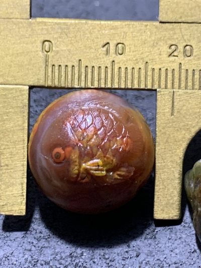 精美亚光紫罗兰草花纹战国红玛瑙手工俏色巧雕小丑鱼珠子一个 精美亚光紫罗兰草花纹战国红玛瑙手工俏色巧雕小丑鱼珠子一个