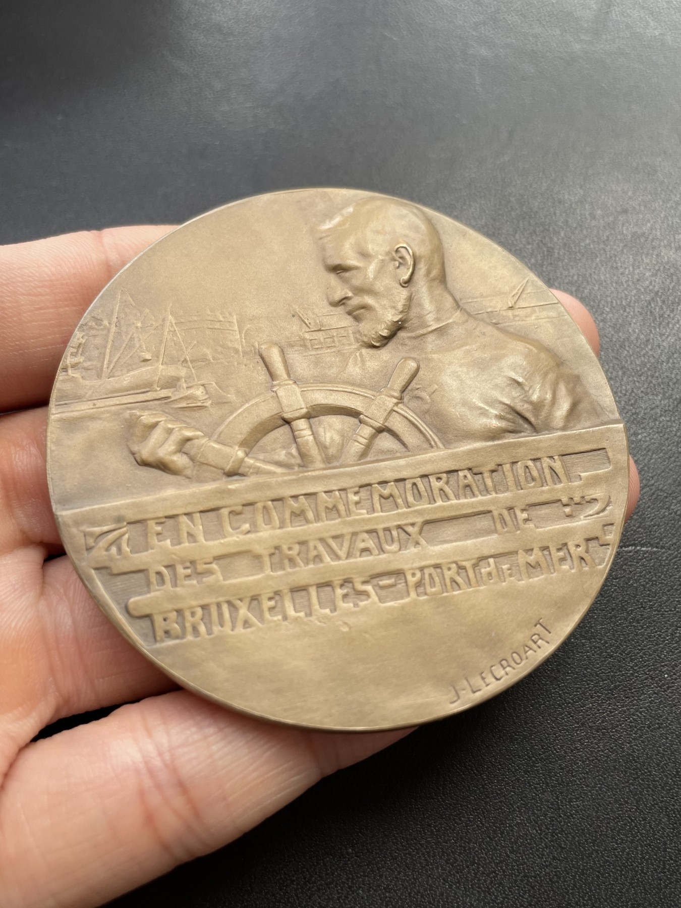 章牌专场-第26期 Jean Lécroart～1909年布鲁塞尔海港工程大铜章 （SHBAMA协会18号作品） 直径：64 mm